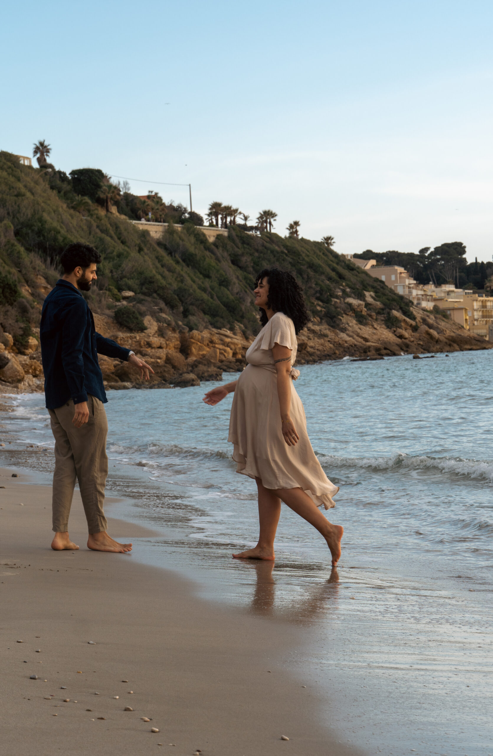 Séance photo grossesse en couple à la plage de Sanary-sur-Mer.
