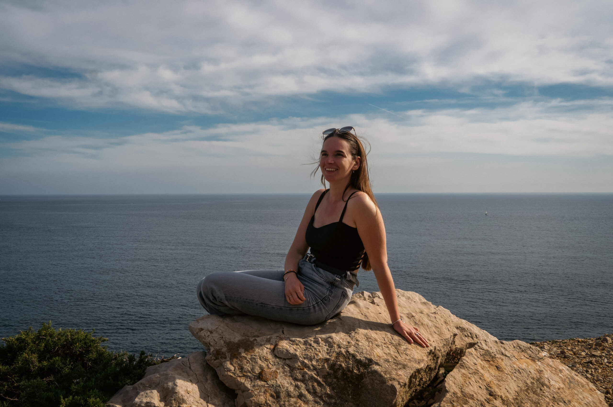 Shooting portrait d'une femme dos à la mer à la Ciotat