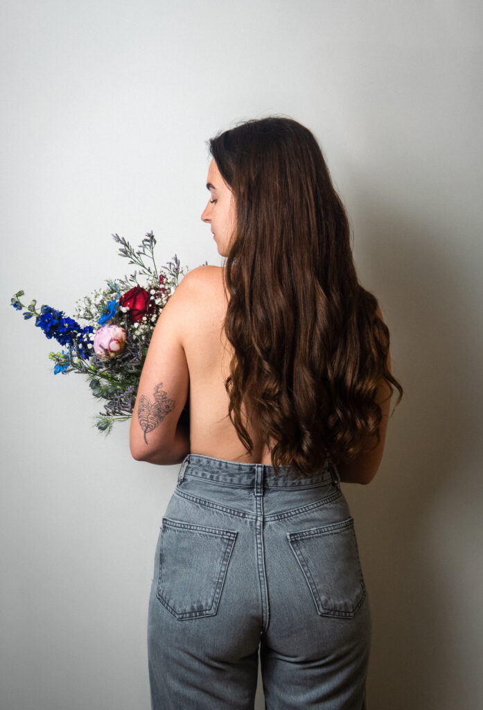 Séance photo boudoir intime et artistique – corps féminin et fleurs en harmonie