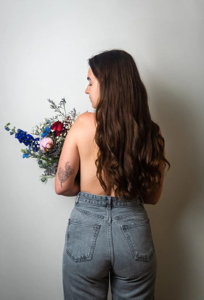 Séance photo boudoir intime et artistique – corps féminin et fleurs en harmonie