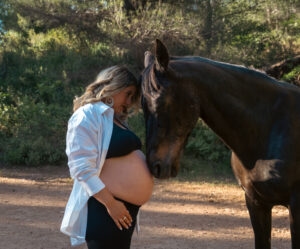 Photo maternité en pleine nature avec un cheval en liberté