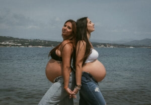 Portrait de deux femmes enceintes main dans la main