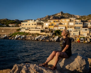 Photographe Marseille portrait en bord de mer ambiance naturelle et élégante