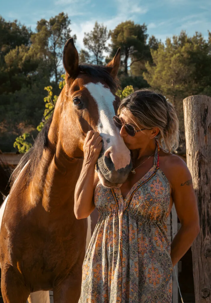 femme embrassant son cheval lors d’une shooting photo équin à Marseille