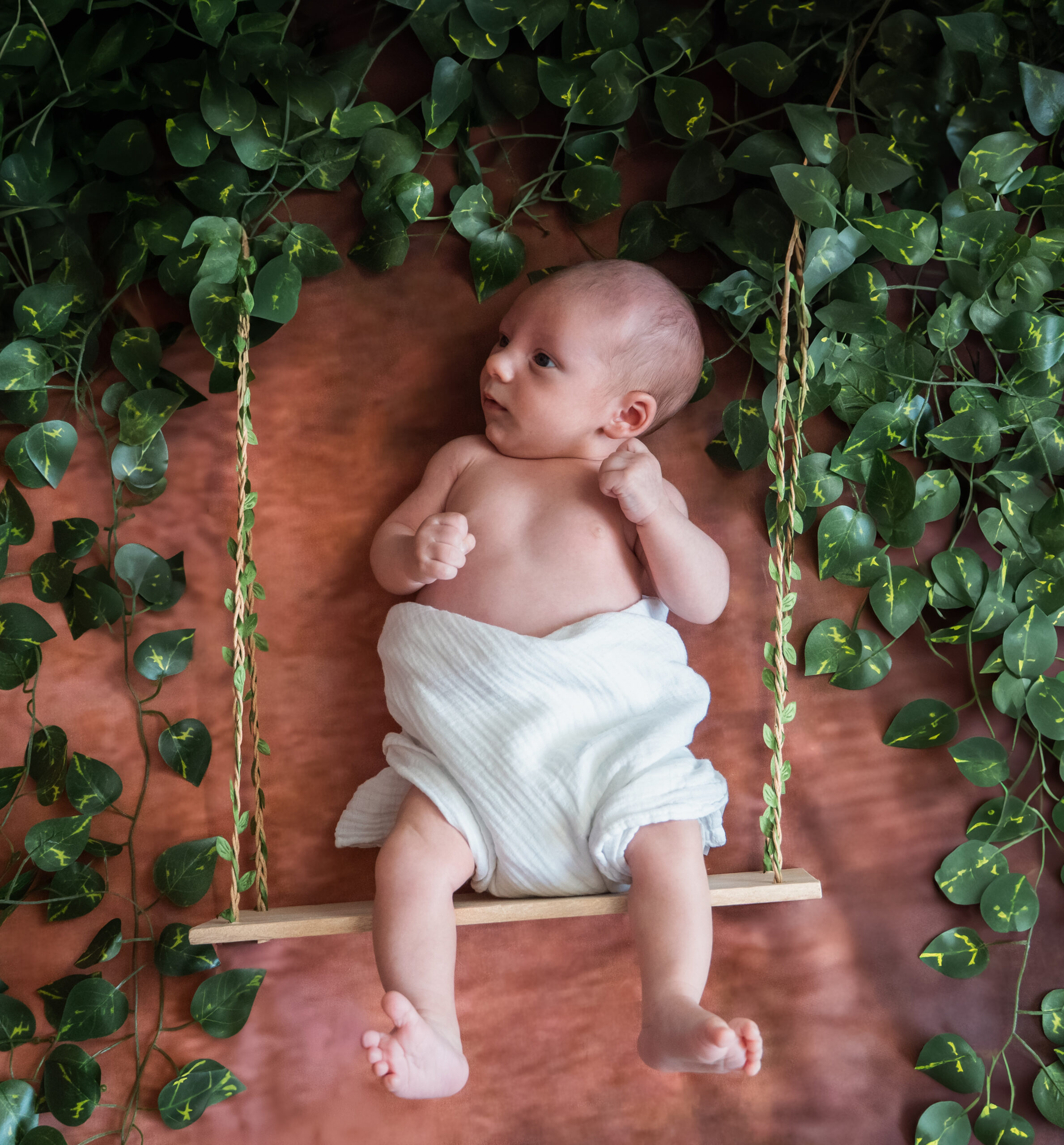 Portrait de bébé nouveau-né sur une balançoire à Marseille