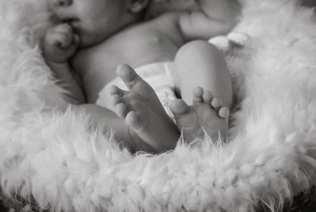 Photo artistique des petits pieds d’un bébé nouveau-né à Marseille