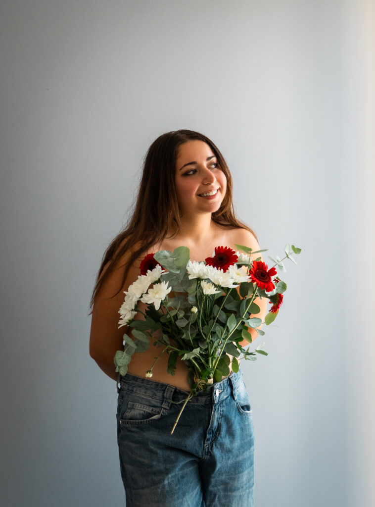 Photographie boudoir féminine avec fleurs, séance intime à La Ciotat
