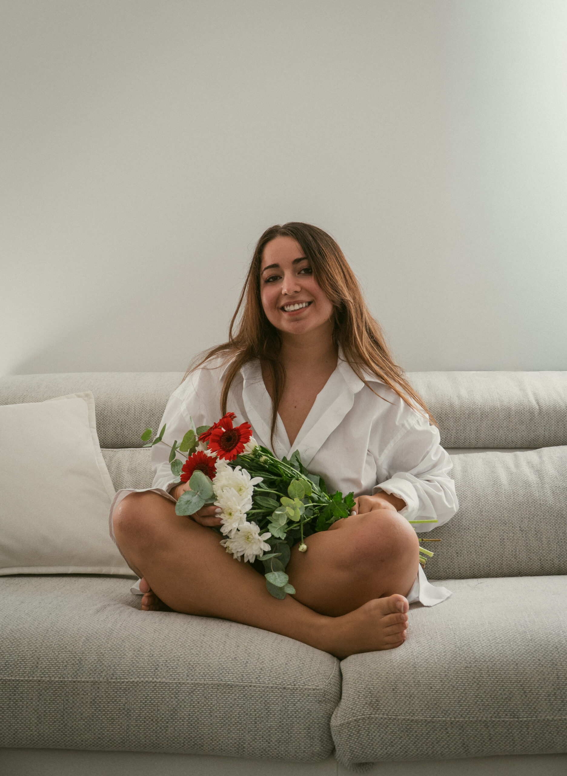 Portrait boudoir artistique d’une femme entourée de fleurs à La Ciotat