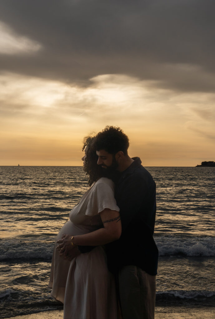 Shooting grossesse à La Ciotat, future maman sur la plage au coucher du soleil