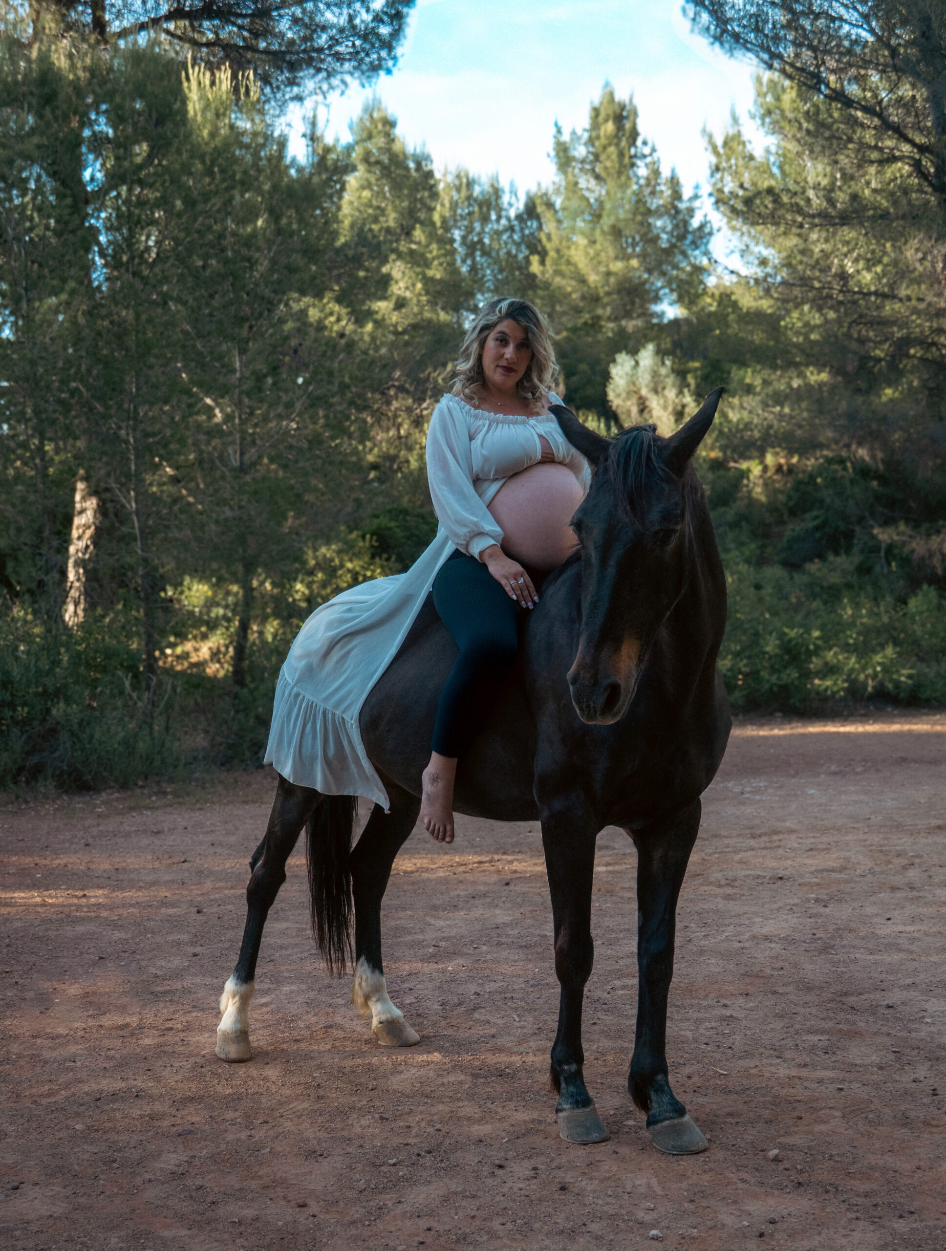 Séance grossesse originale avec cheval et future maman à Marseille