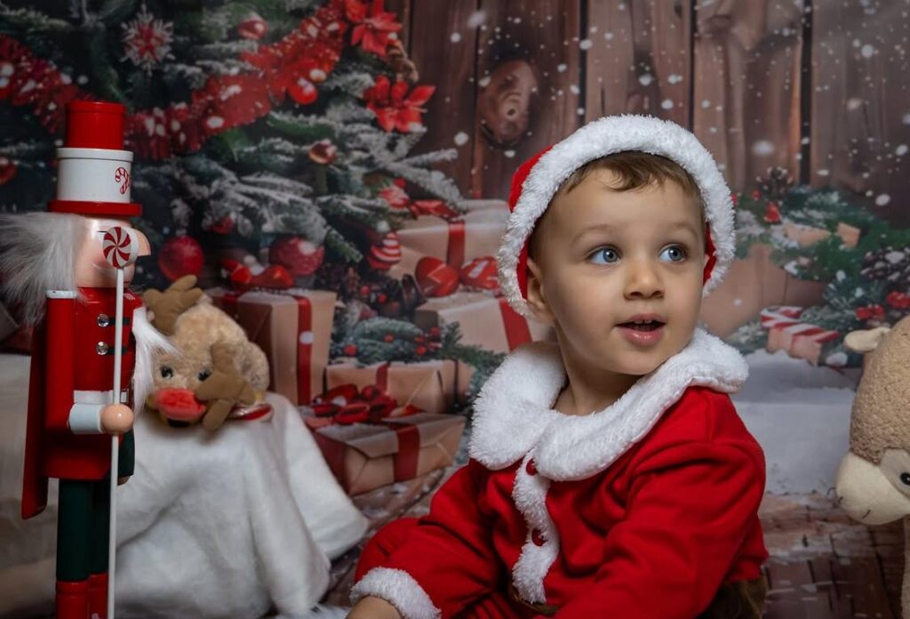 Enfant déguisé sur le thème de Noël lors d'un shooting photo à Marseille