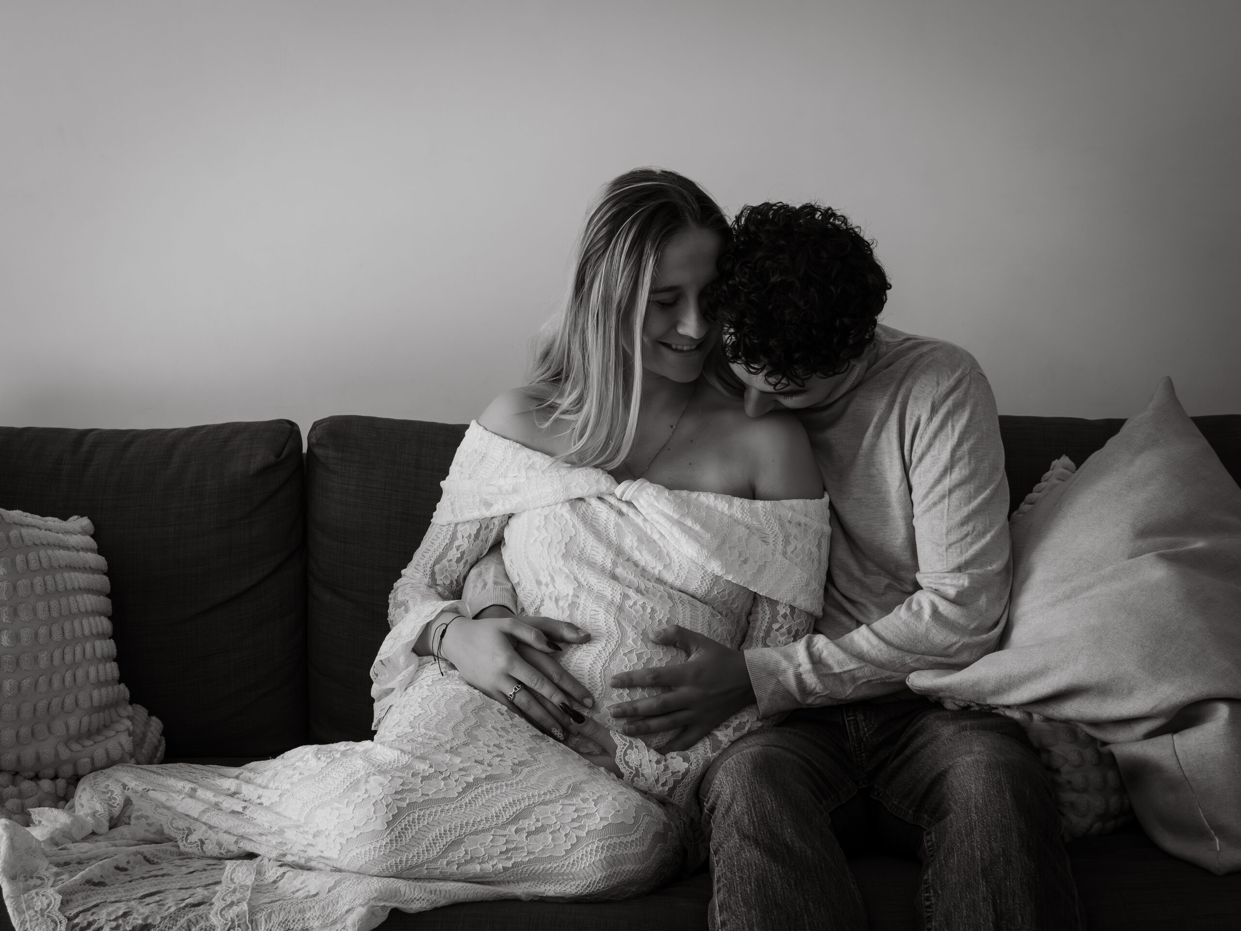 Photo de couple avec femme enceinte en studio à Marseille