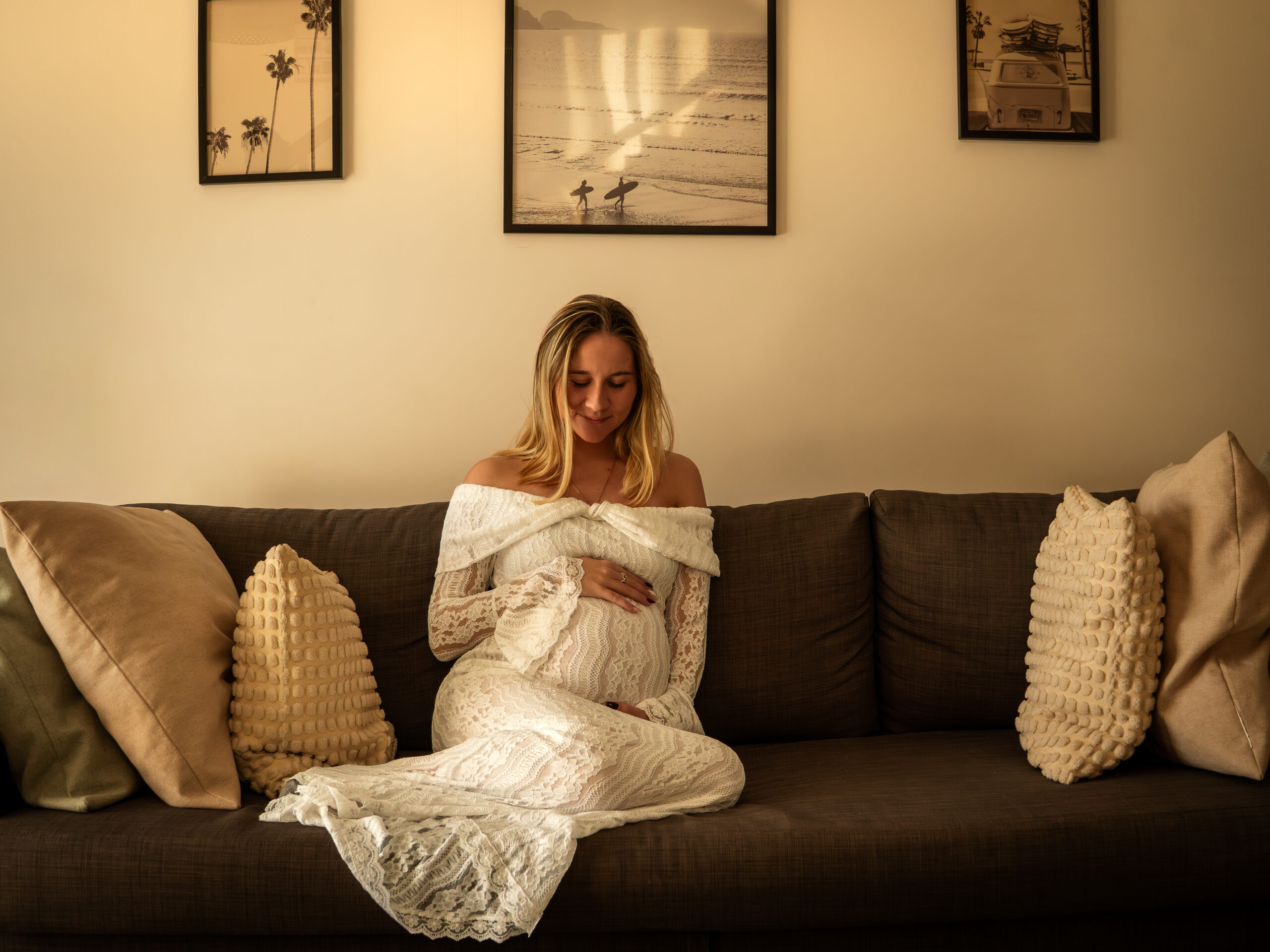 Shooting grossesse en intérieur avec future maman en tenue élégante