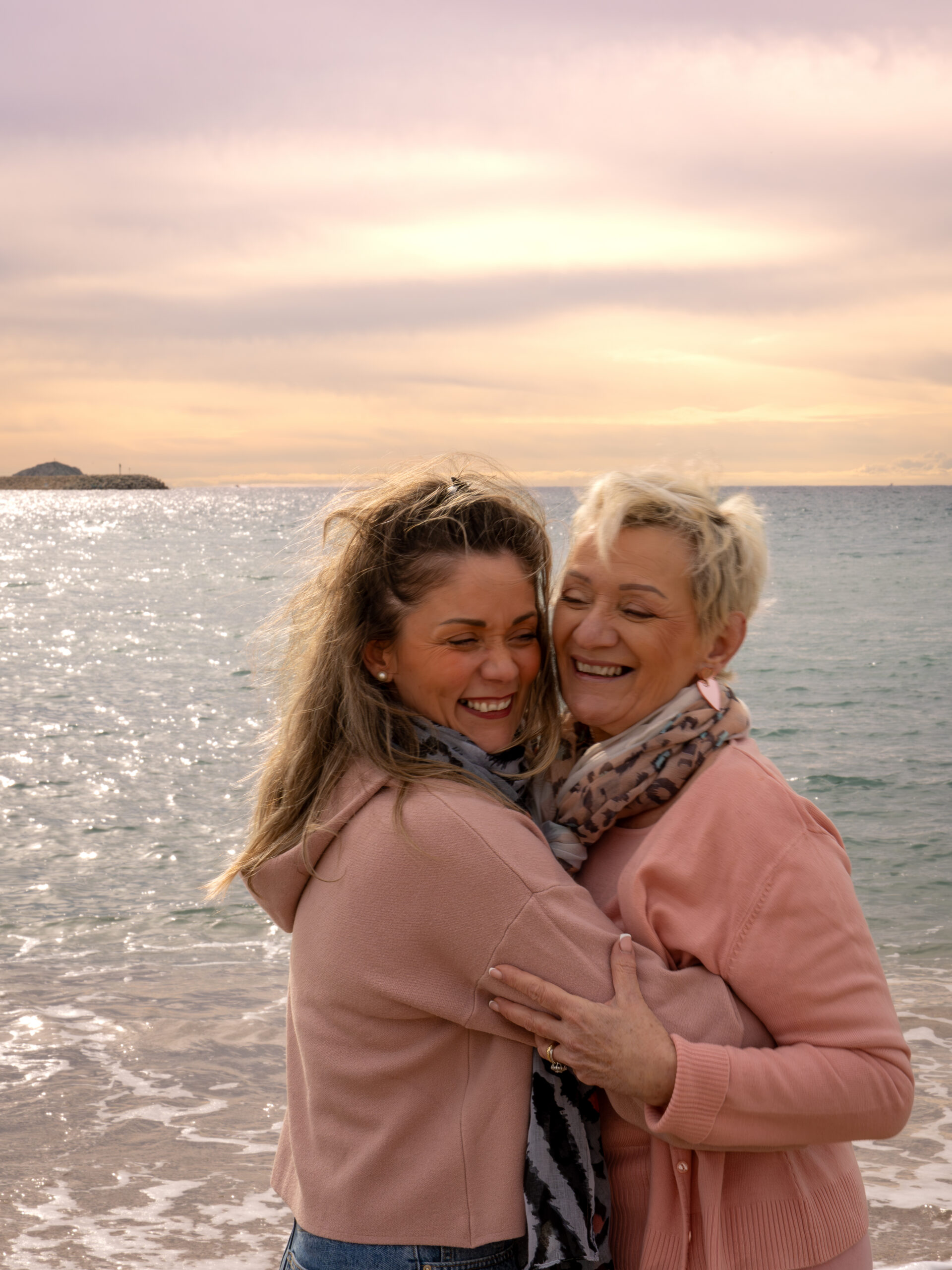 Portrait naturel d’une mère et sa fille au bord de la mer lors d’un shooting photo à Marseille