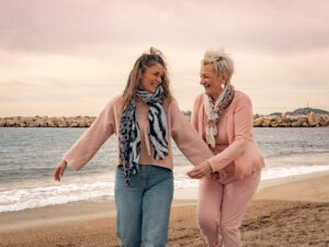 Photo mère fille complices au bord de l’eau pendant une séance photo famille à Marseille