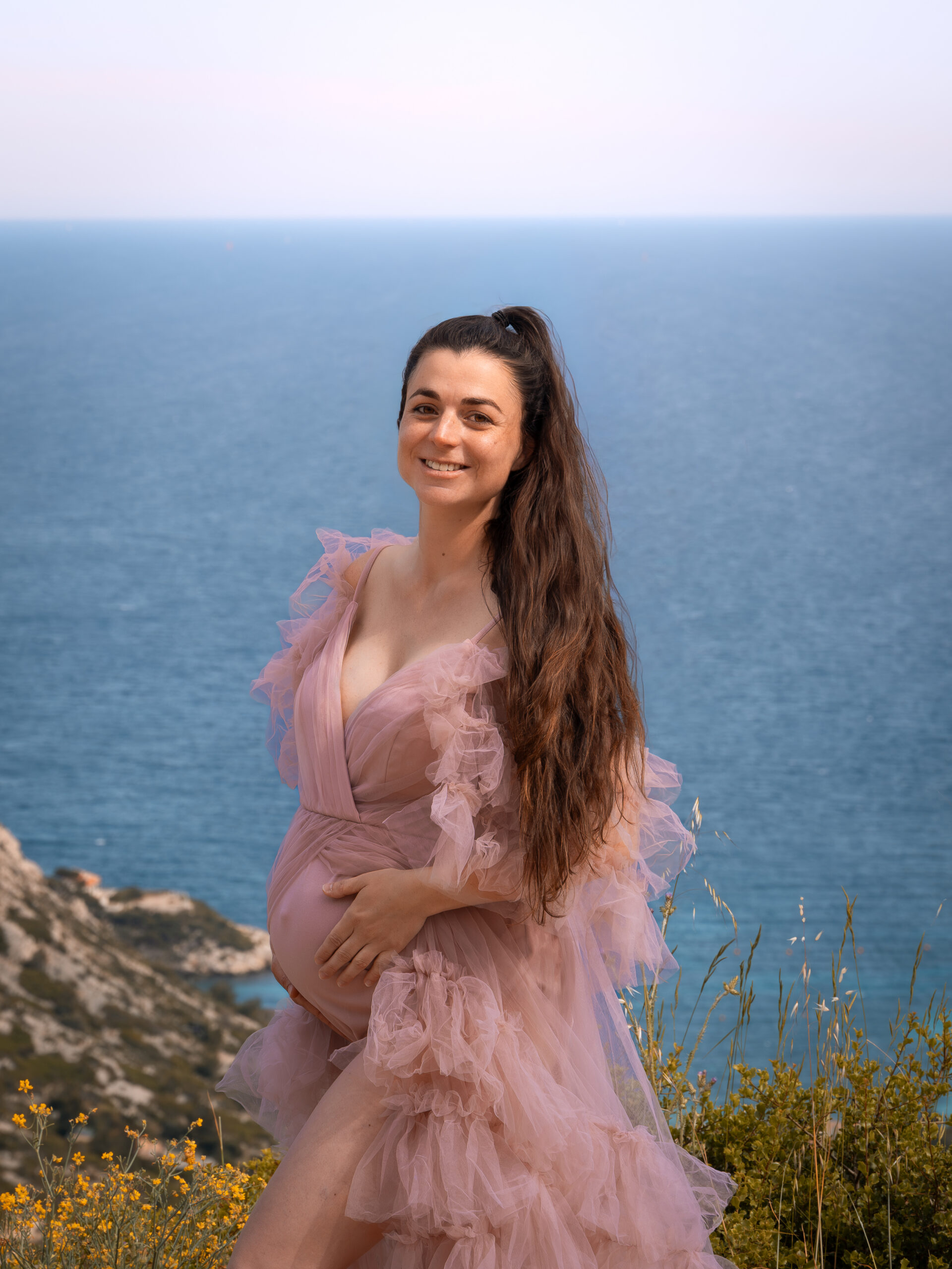 Femme enceinte photographiée à Marseille lors d’un shooting grossesse en lumière naturelle