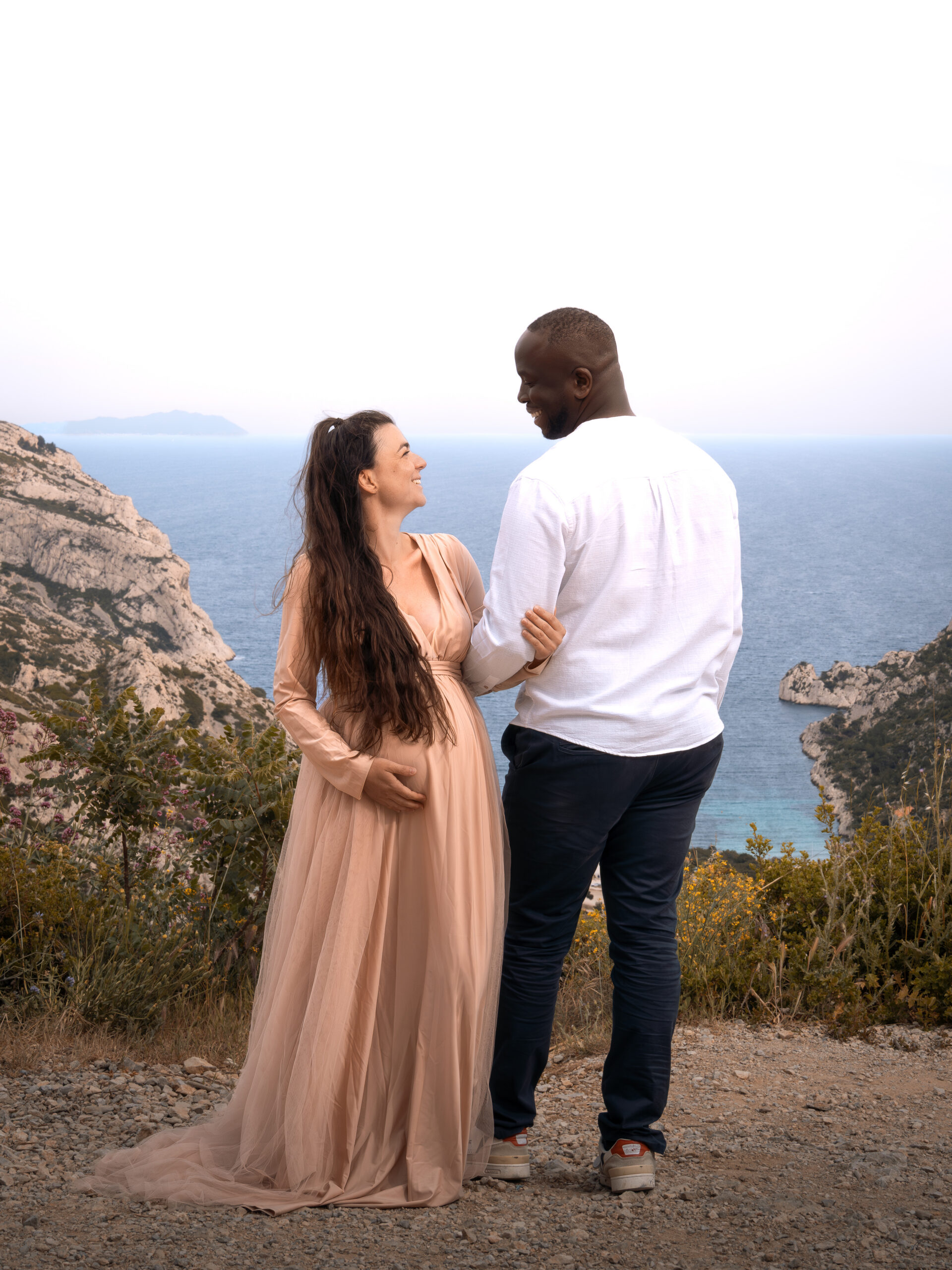 Couple lors d’une séance photo grossesse à Marseille
