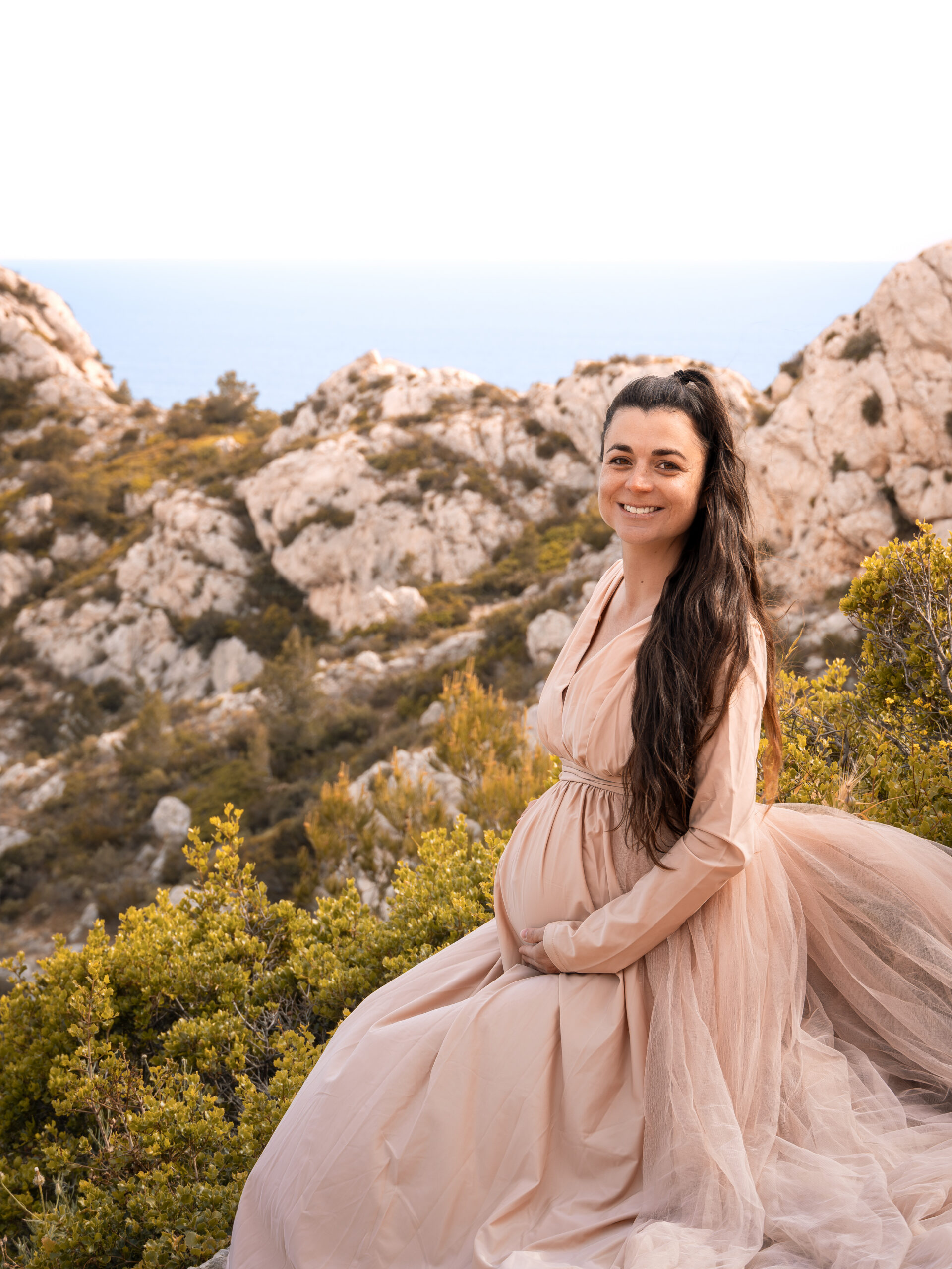 Femme enceinte photographiée en bord de mer à Marseille